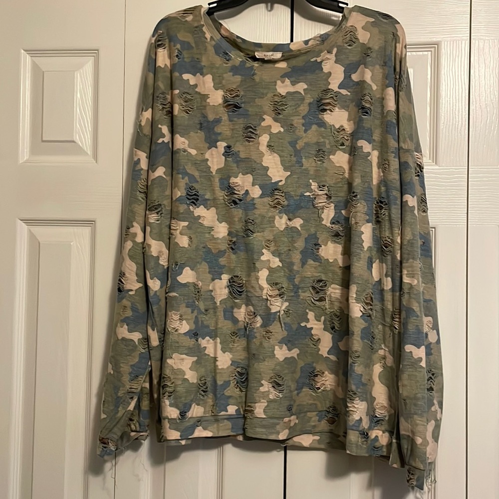 Super cute holey top! Size 1x. Runs big